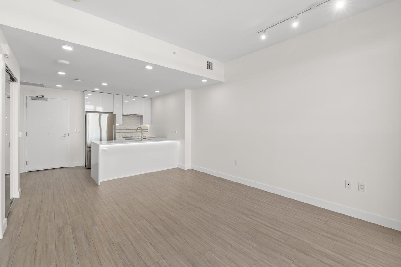 575-438 W King Edward Ave