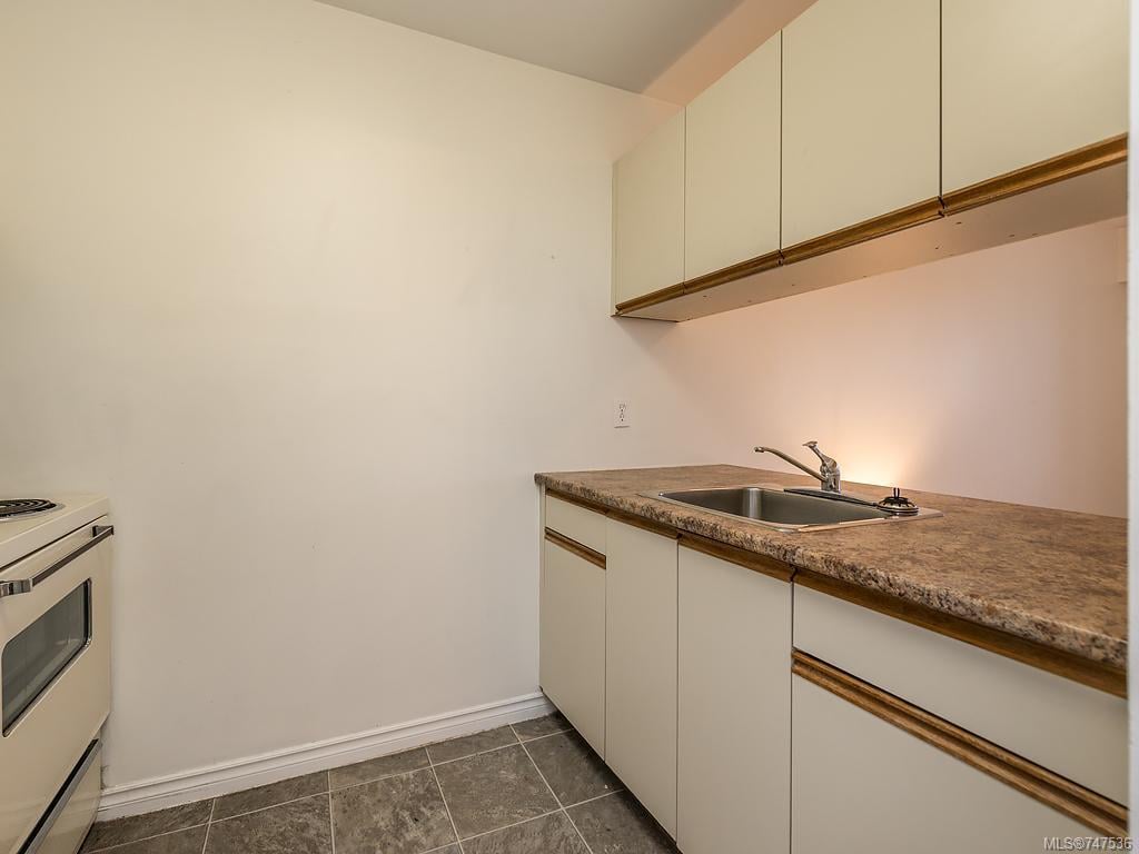 308-3277 Quadra St