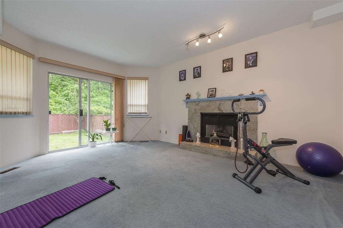 828 Porteau Pl
