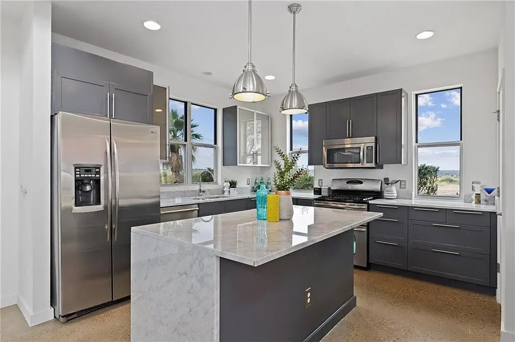 5529 Agatha Cir