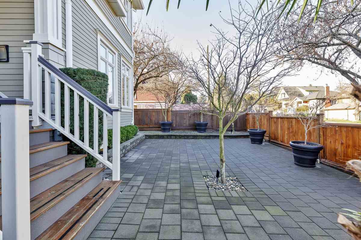 1104 E 11th Ave