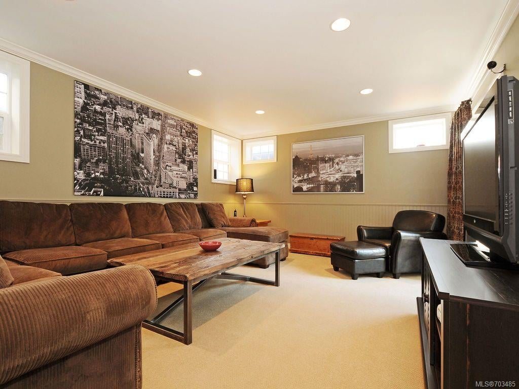 2423 Hamiota St