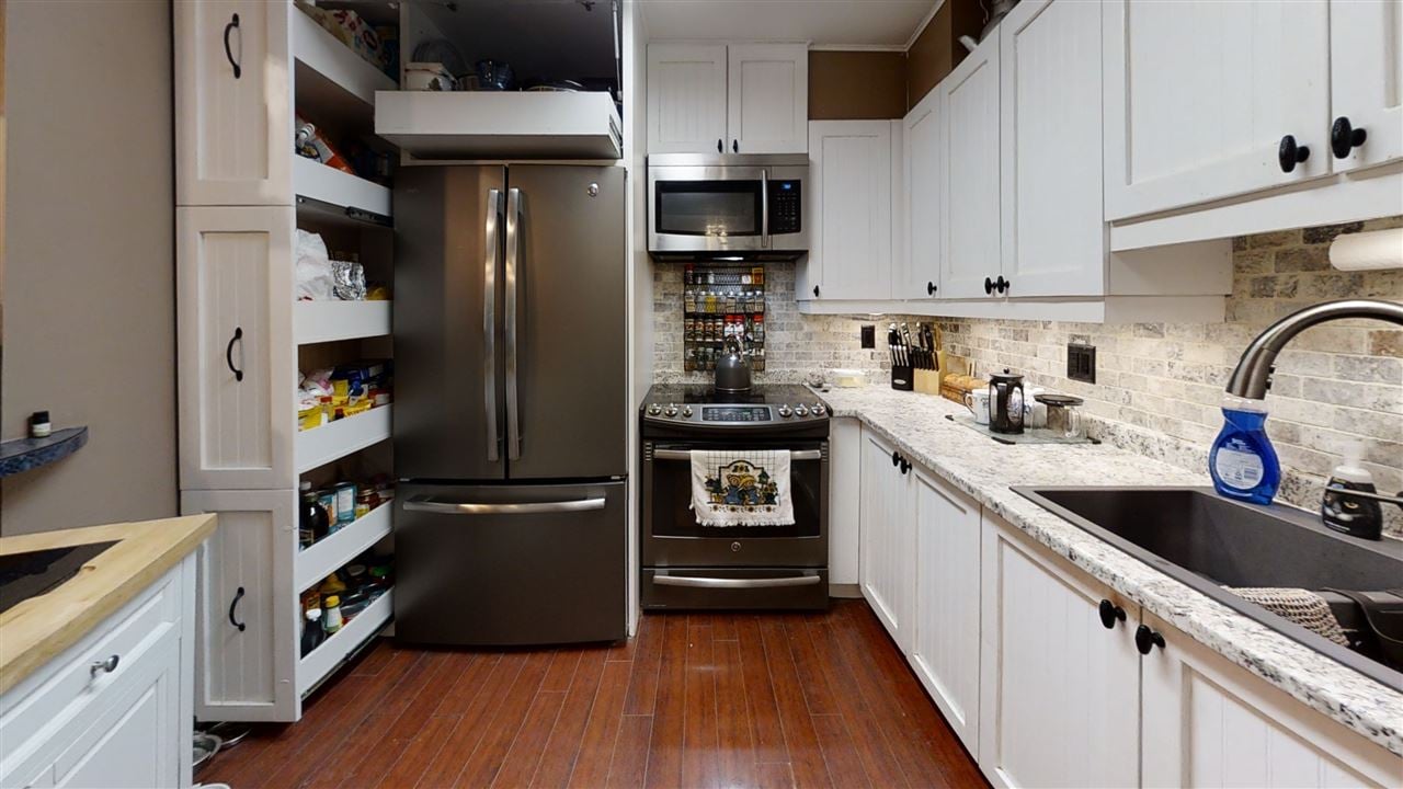 205-13955 Laurel Dr