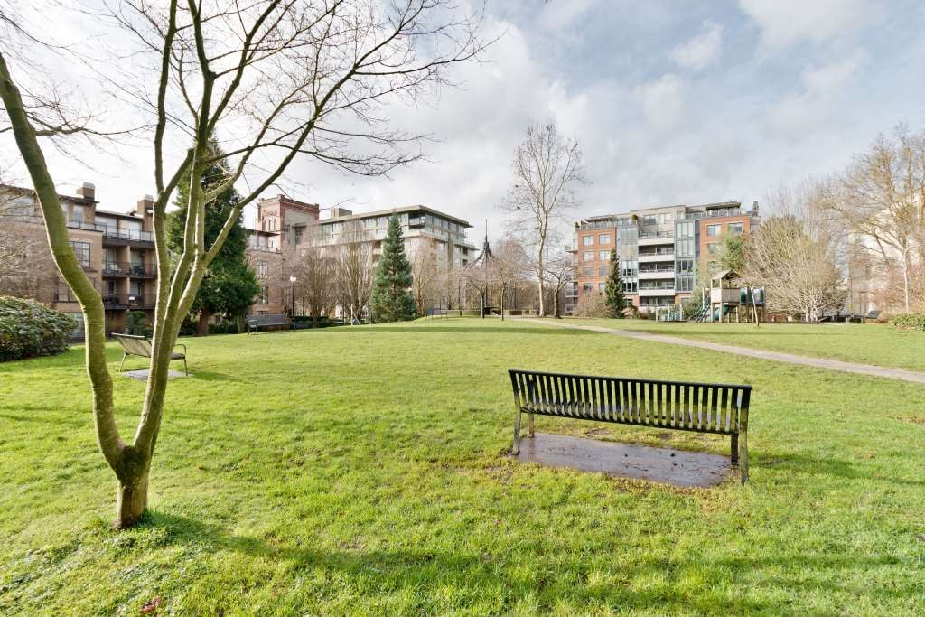 262-2175 Salal Dr