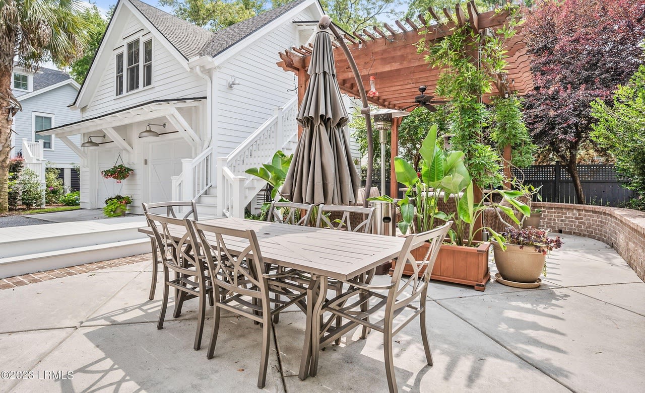 606 New St