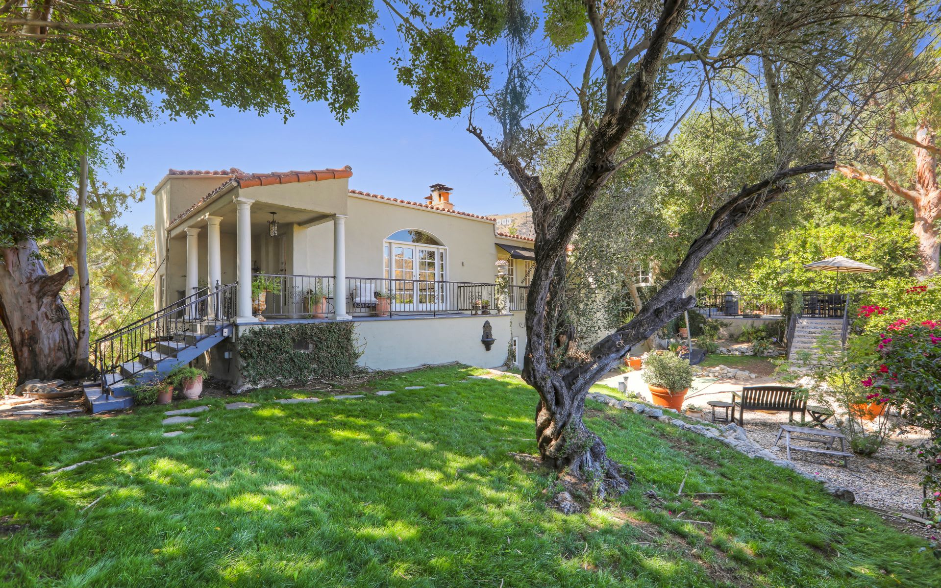  3110 Hollyridge Dr