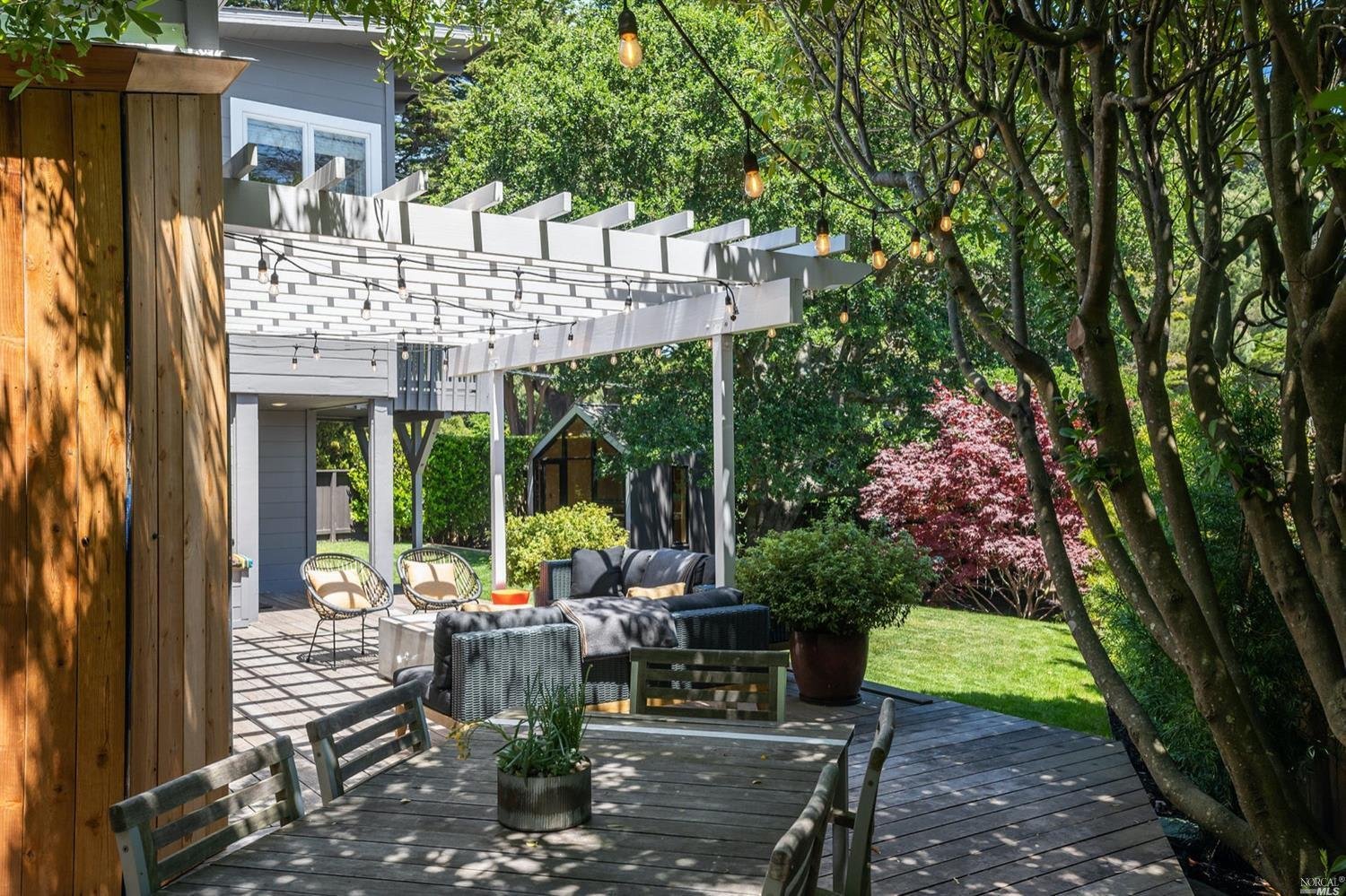 2 Cedarwood Ln