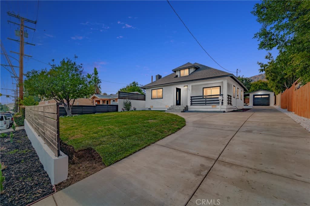 137 W Altadena Dr, Altadena, CA 91001