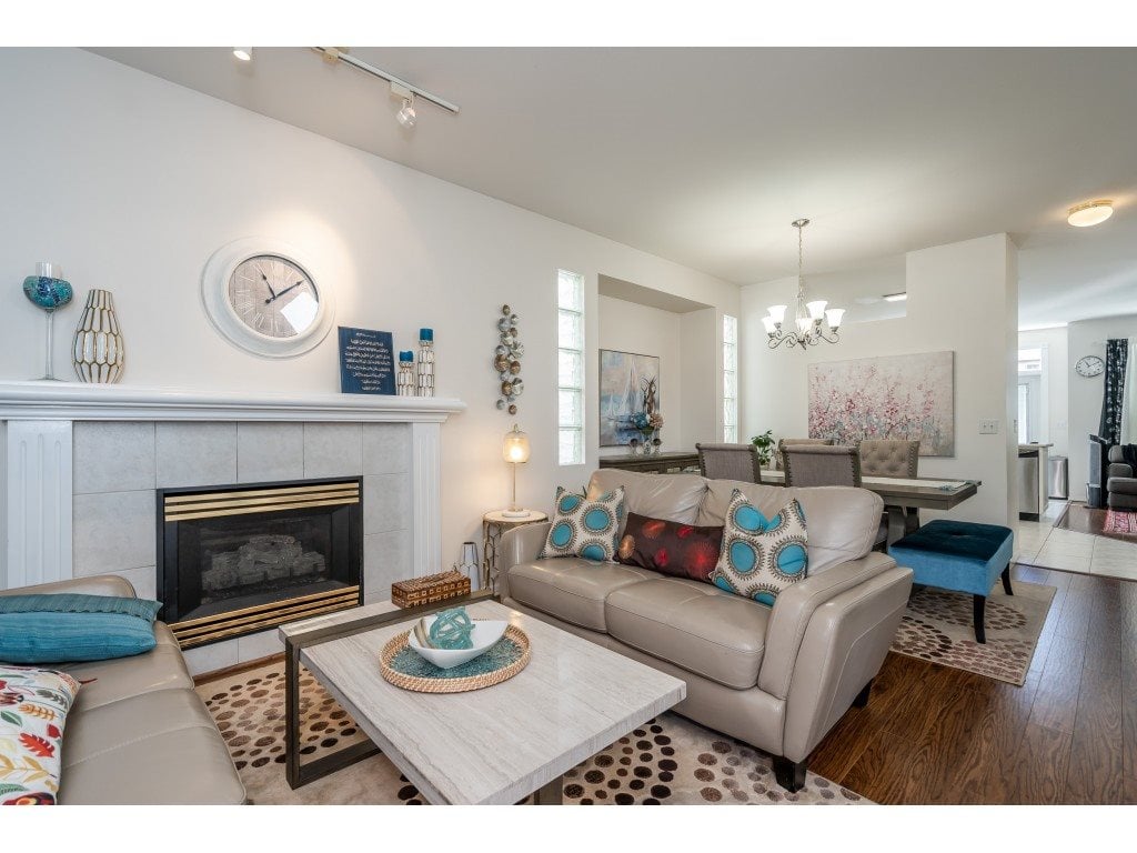 18498 64a Ave