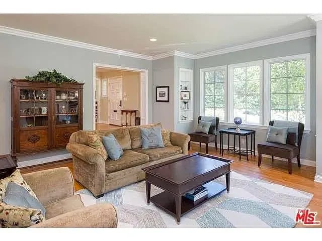 1555 Club View Dr