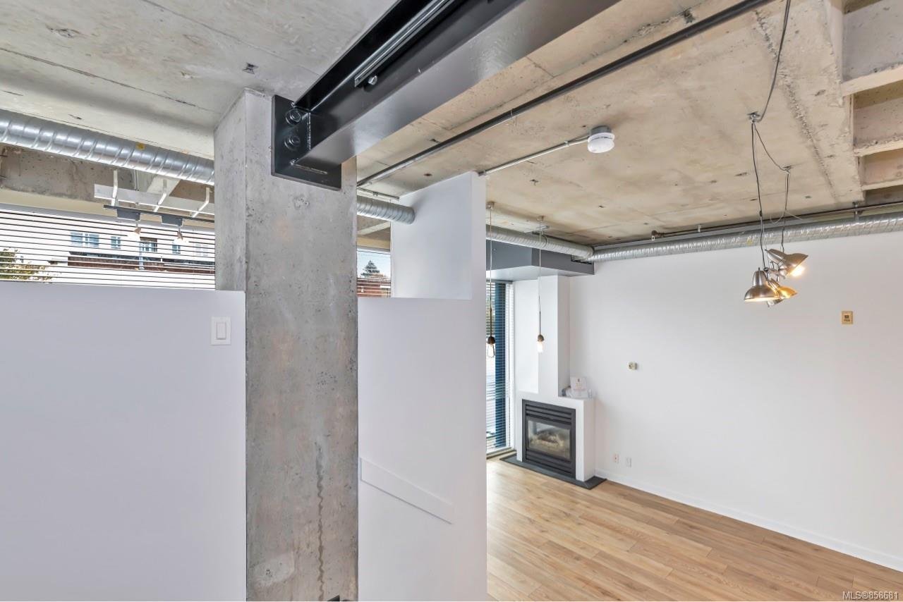 209-1061 Fort St