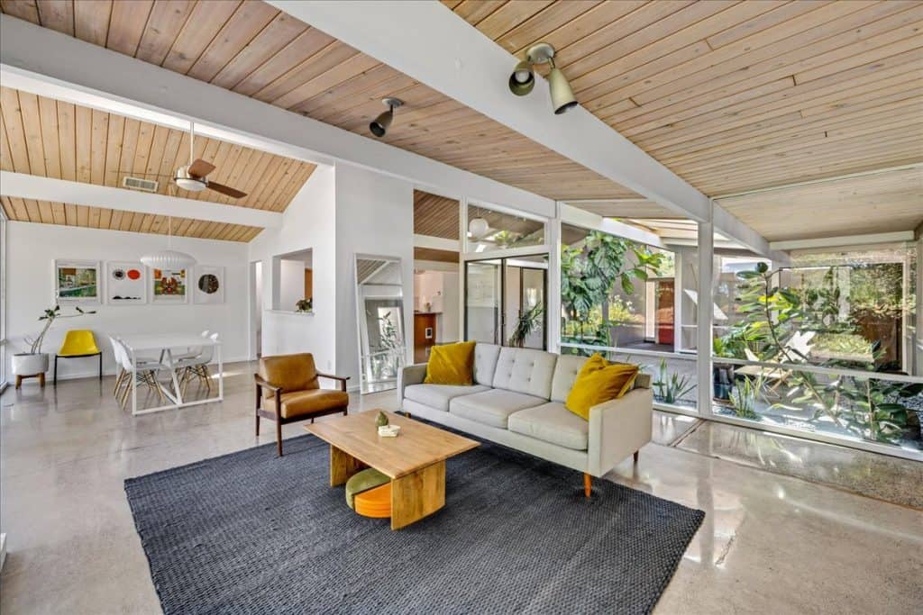 JUST LISTED – BEAUTIFUL HIGHLAND RUMMER HOME