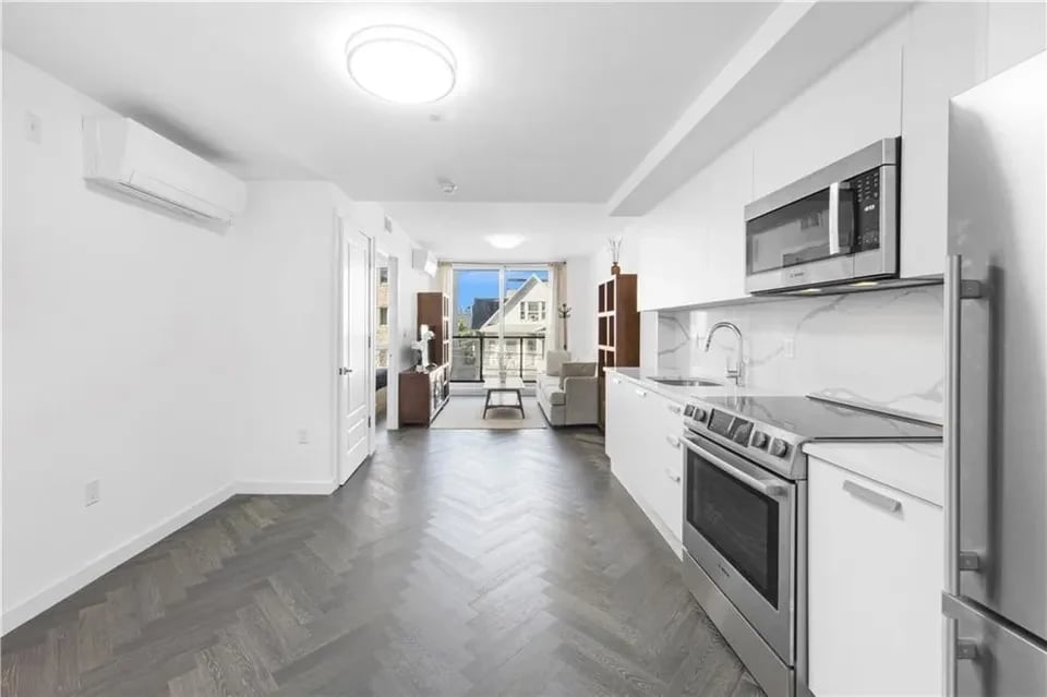 1753 East 12th St. Unit: 4A