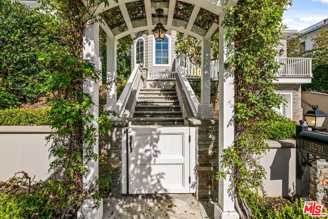 Chateau Crescent