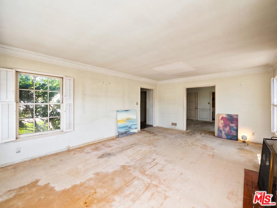 314 S Bundy Dr