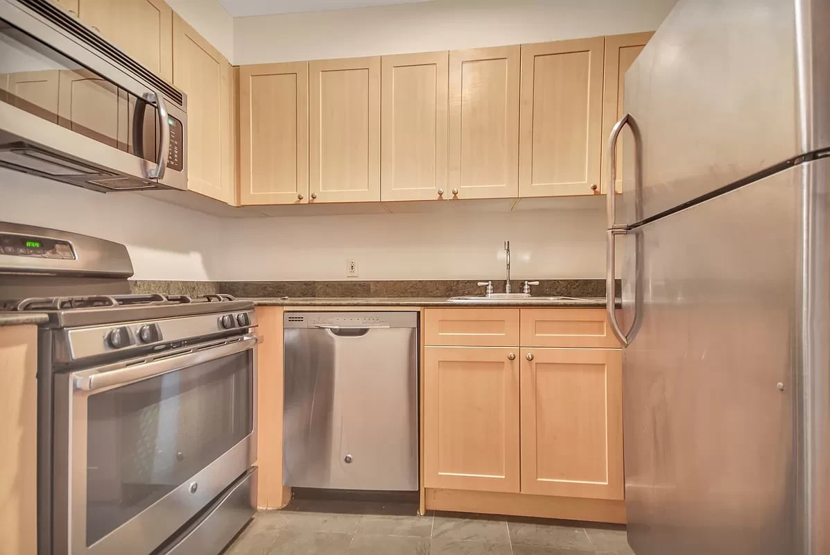 308 E 38th, #11C