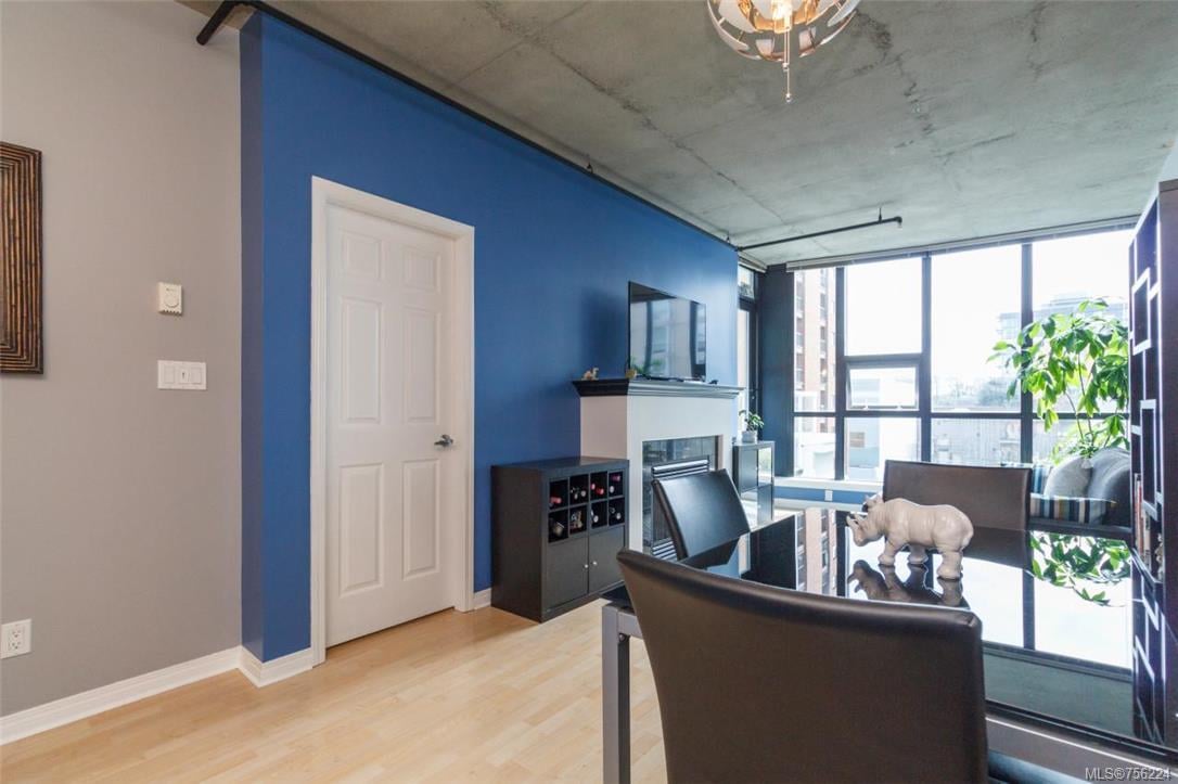 405-860 View St