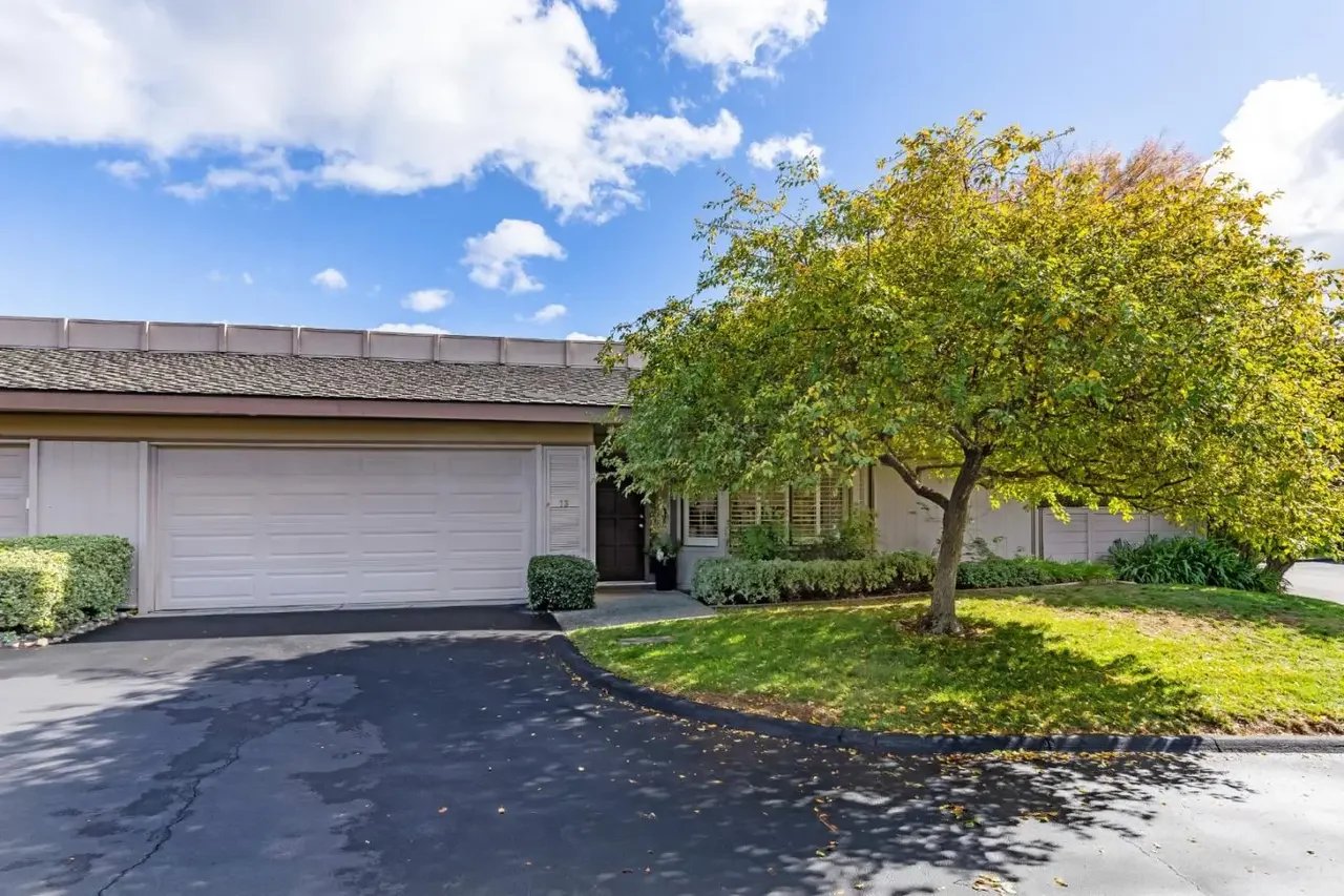 73 Bay Tree Ln