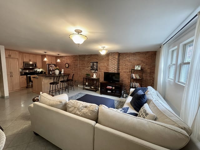 Warren Avenue - 2 bedroom 1 bathroom w. private Yard and In-unit Laundry! 