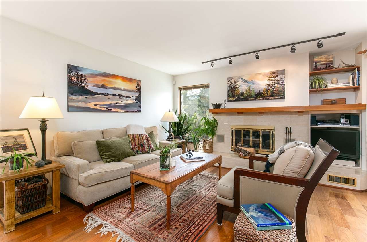 3126 Tyrol Cres