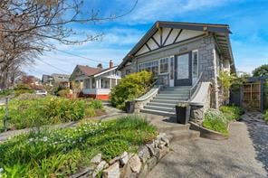 1636 Hollywood Cres
