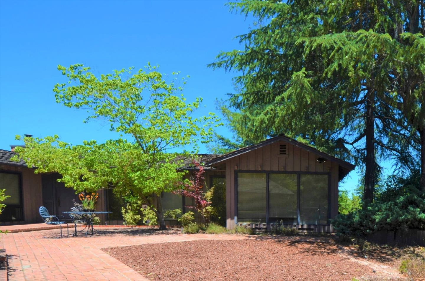 109 BOND CT