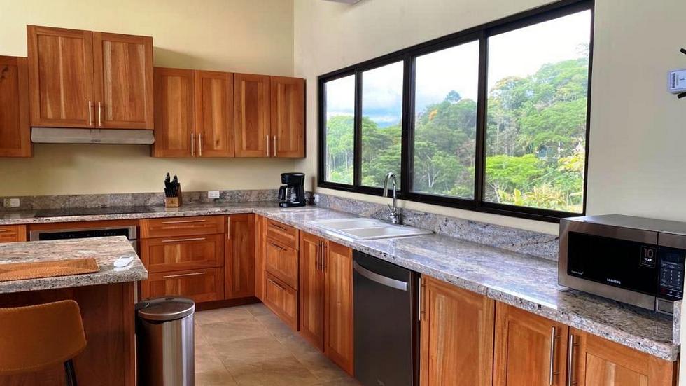 Casa Linda Vista with Ocean View Above Dominical Beach