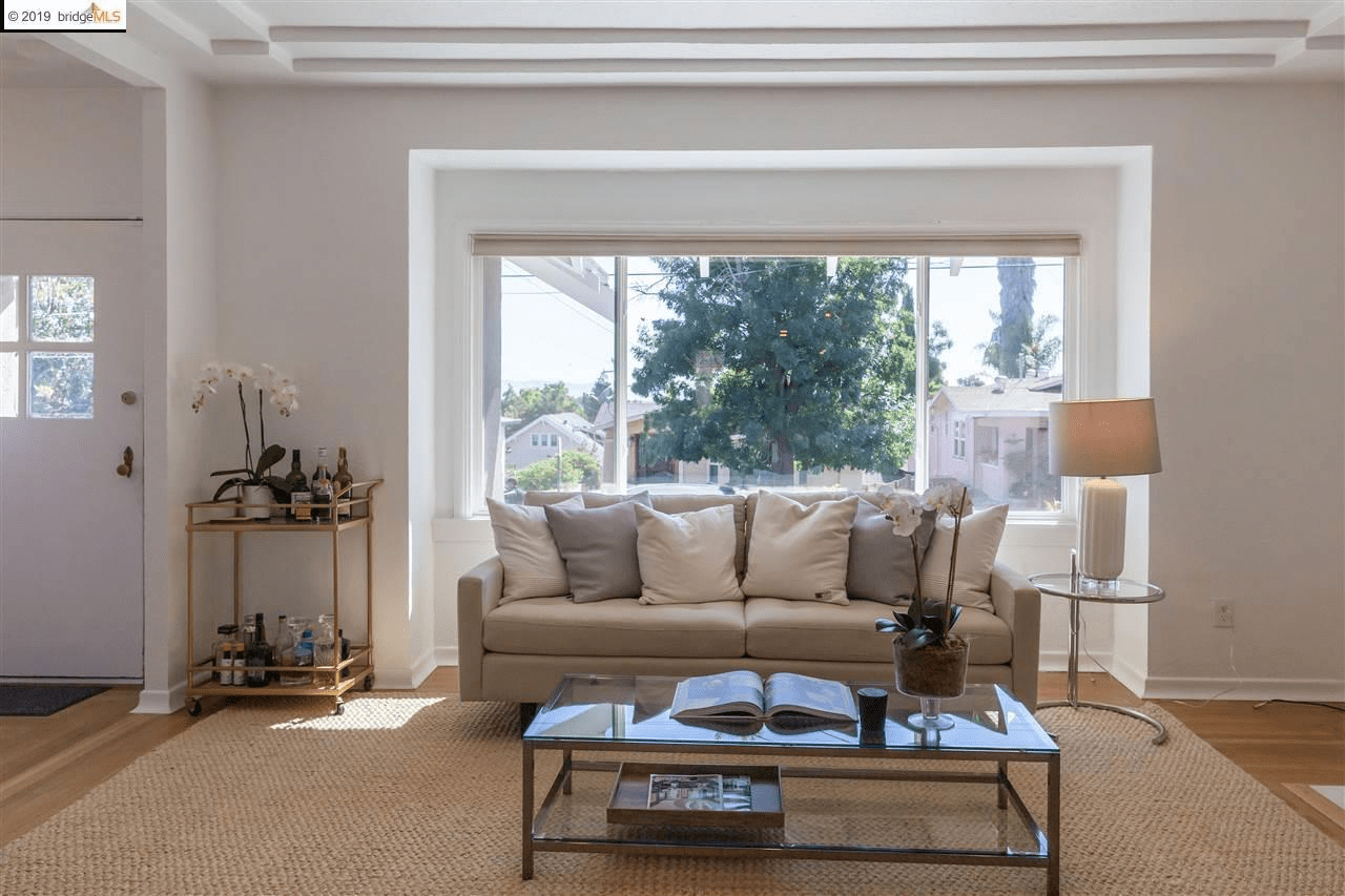 Home 1: 3930 Aqua Vista