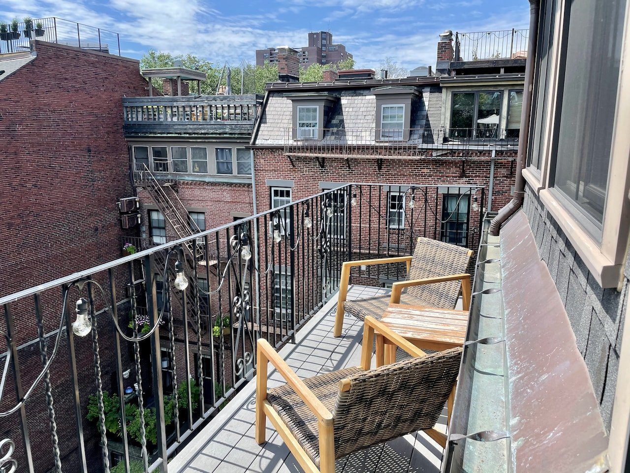 Clarendon @ Tremont Penthouse 1 bed 1 bath w. Private Patio & Laundry in-unit! 