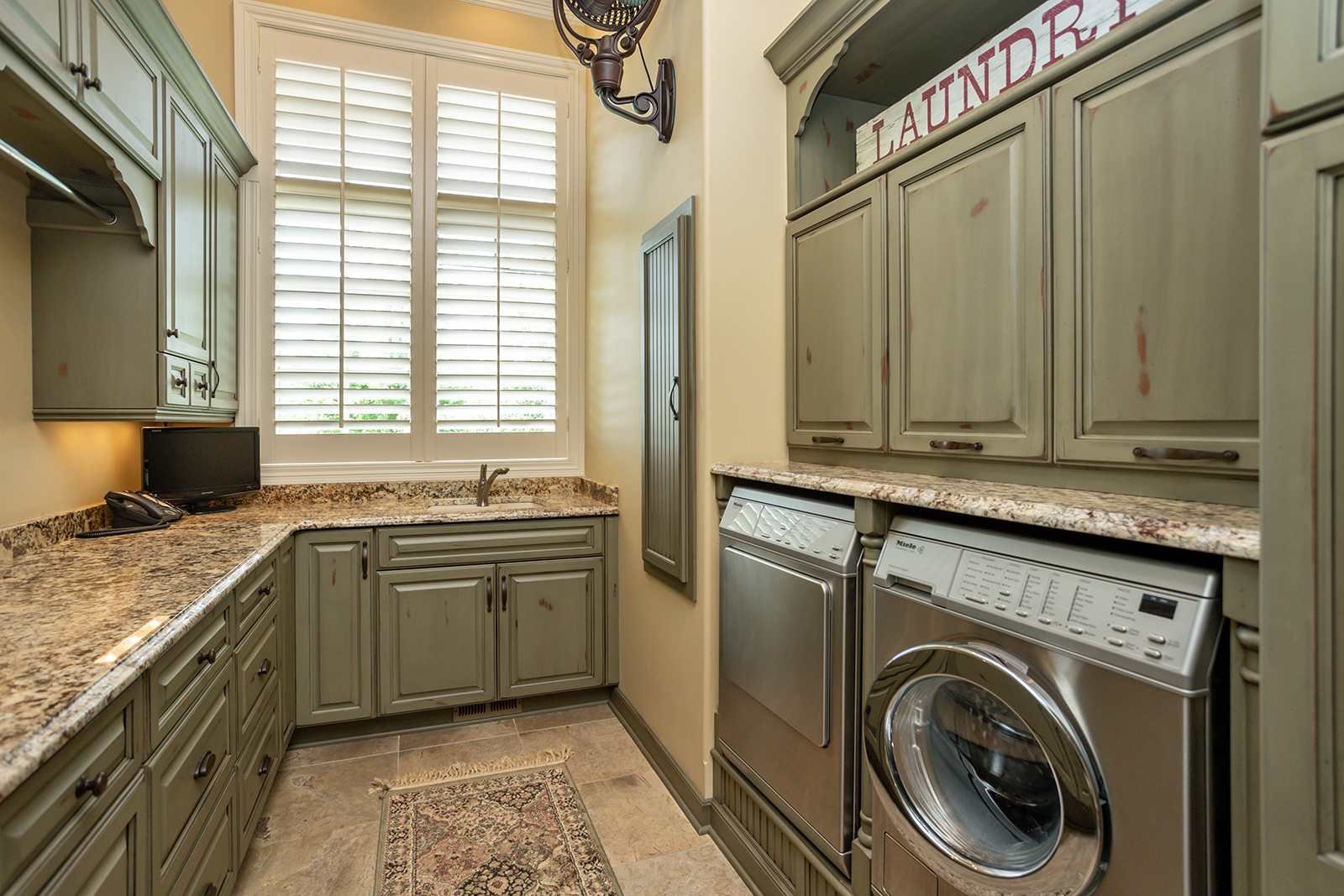 2505 NE Bellagio Court