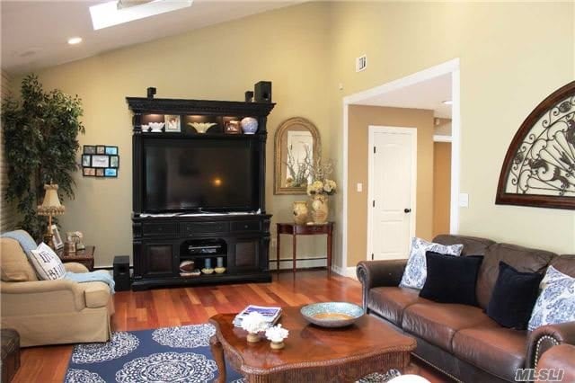 40 Stirrup Ln, Syosset