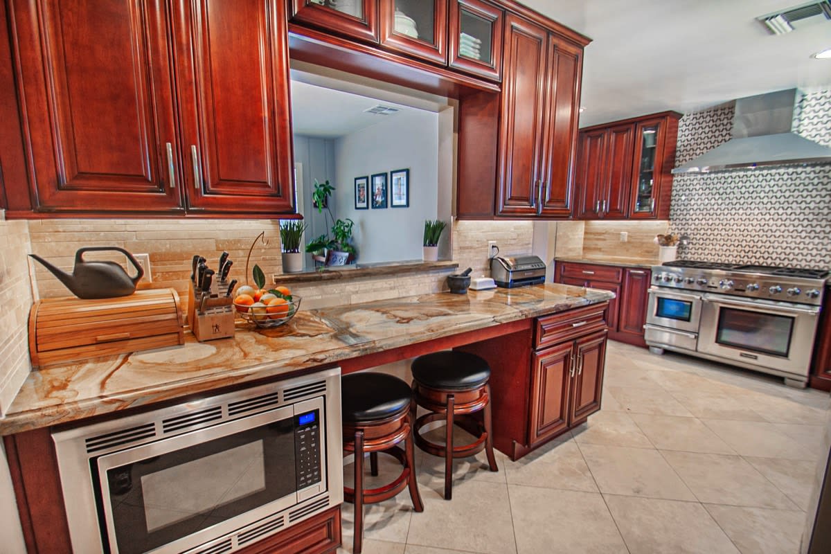 13011 Debby St Valley Glen, CA