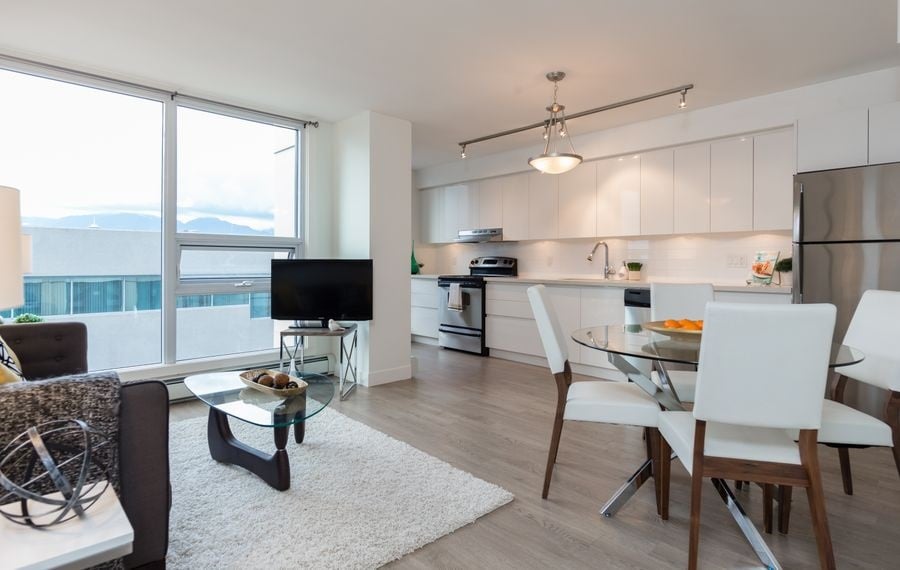 702-555 W 7th Ave