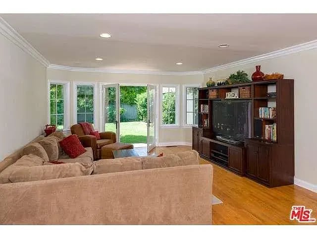 1555 Club View Dr