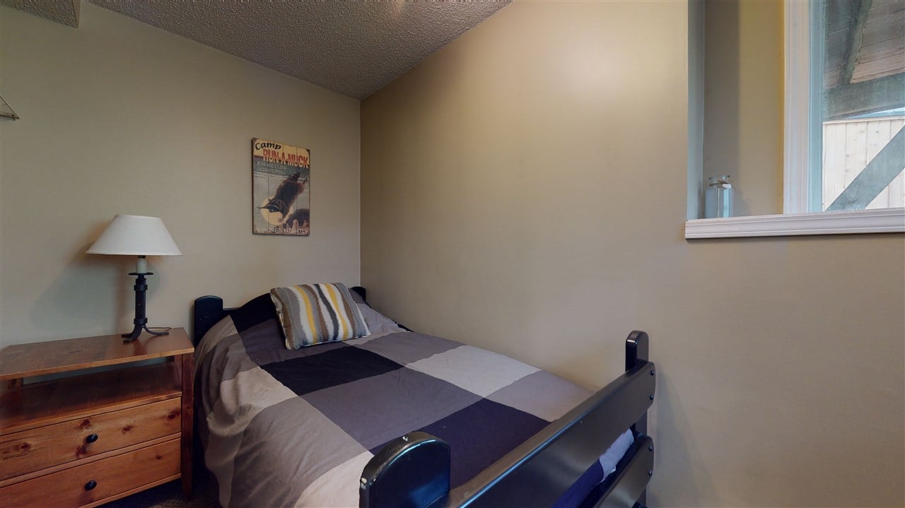 3142 Tyrol Cres