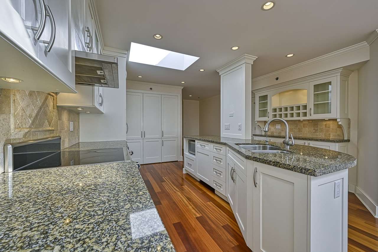 302-2455 Bellevue Ave