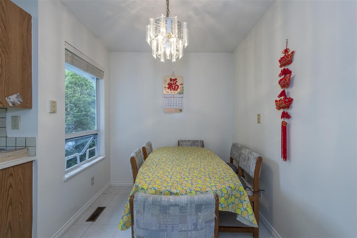 828 Porteau Pl