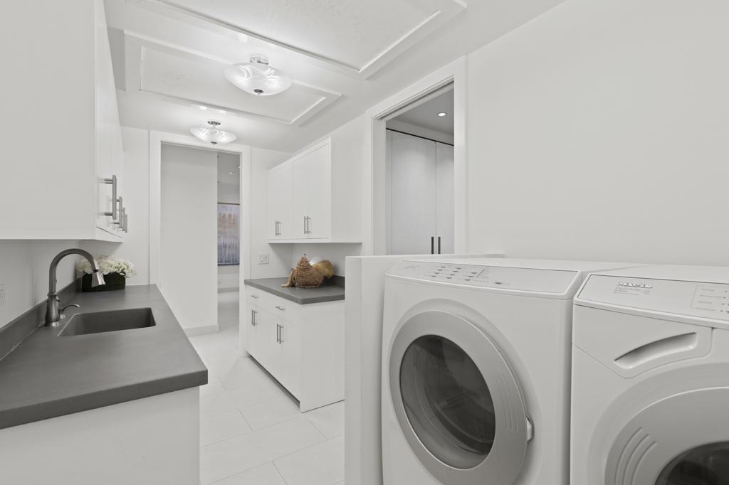 4 Bedroom with Rooftop Located in the Heart of River North
