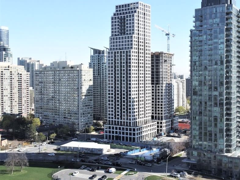 36 Elm Dr W, Unit 2403