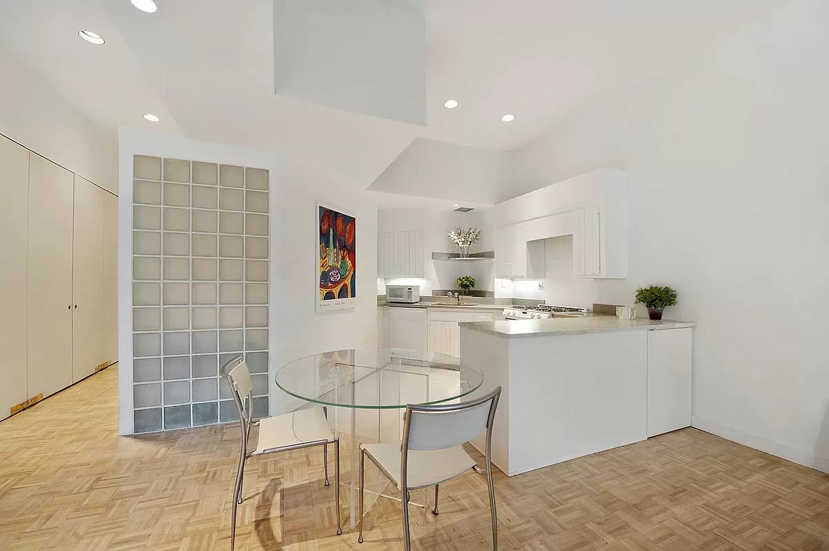 529 West 42nd Street Unit: 6G