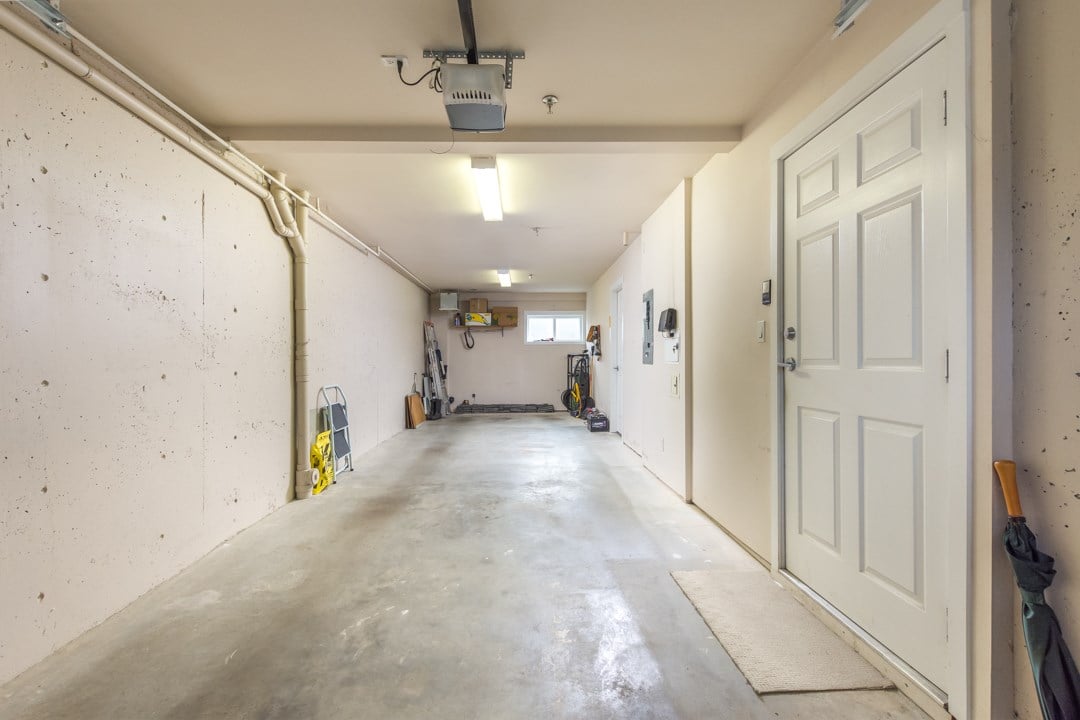 8-1233 Main St
