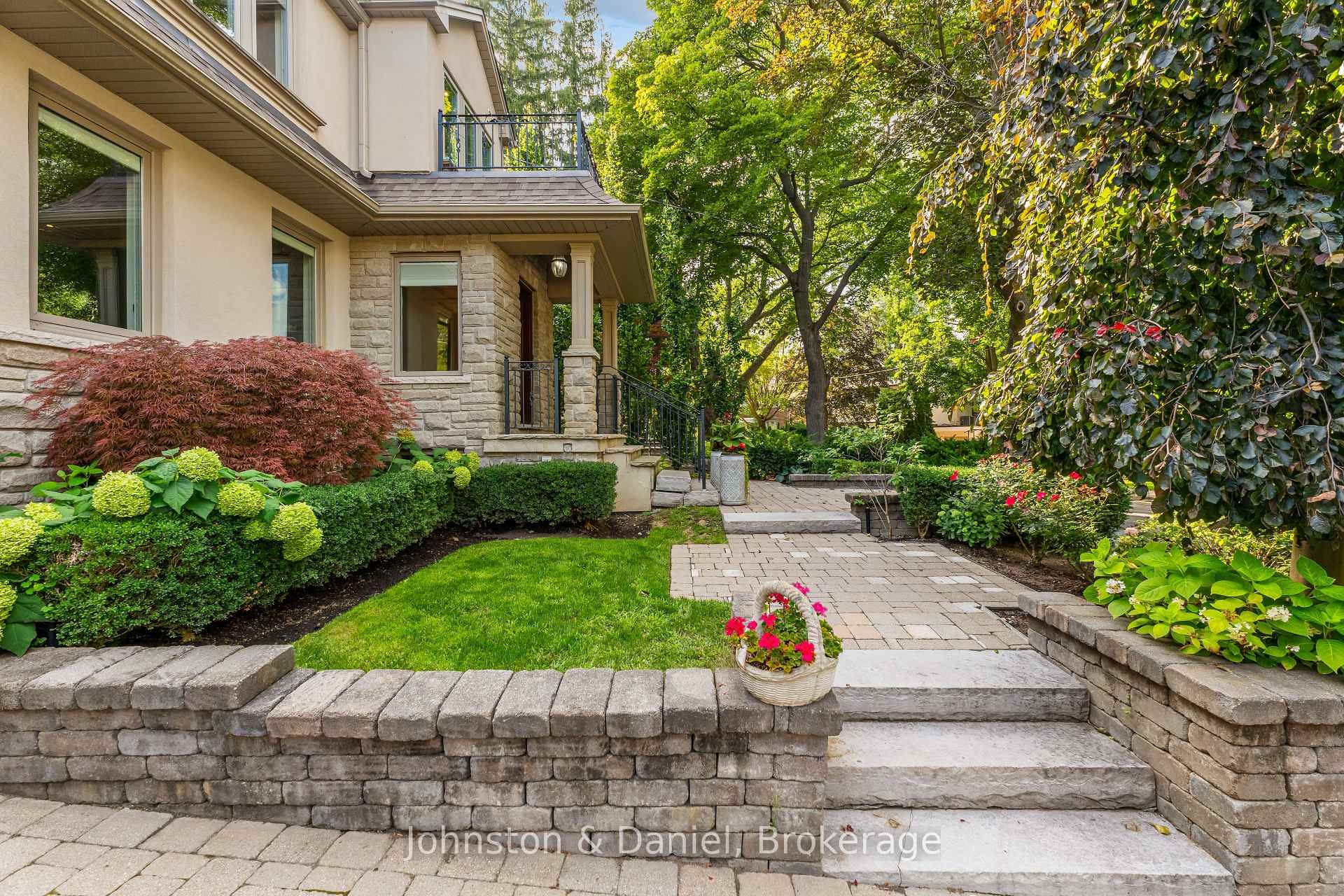 77 Lawrence Crescent