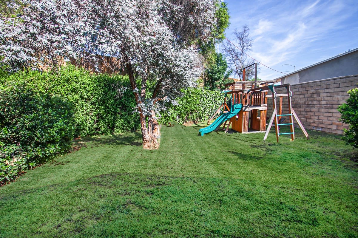 5730 Gentry Ave Valley Village, CA