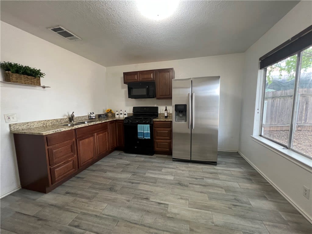 1609 E 10th St, #B
