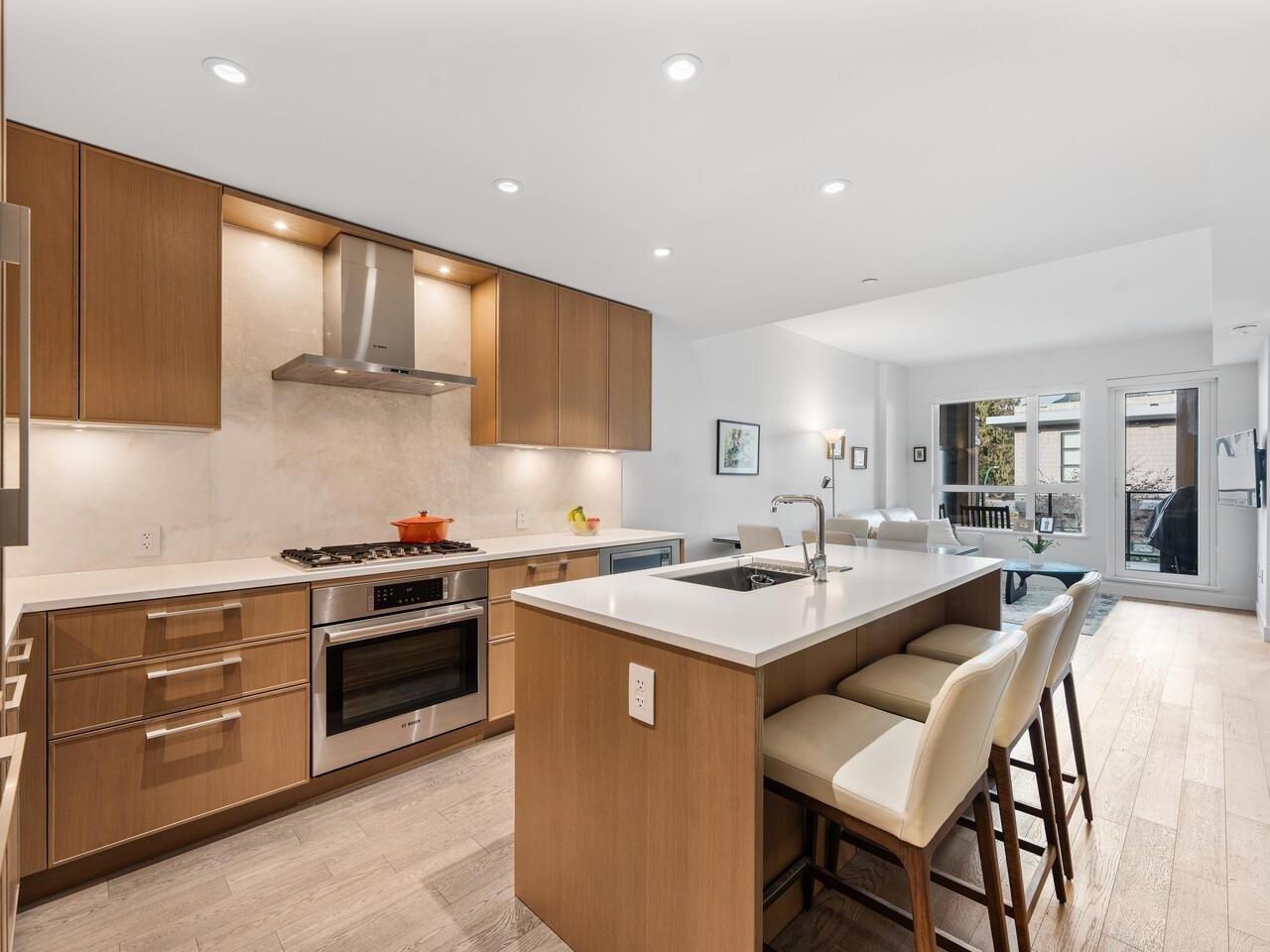 302-3220 Connaught Cres