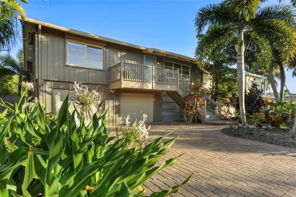 586 Lyons Ln
