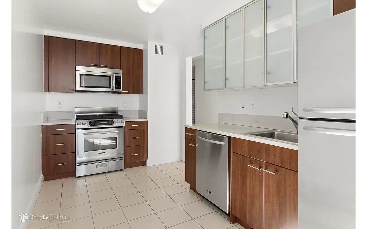 215 East 96th Street Unit: 33B