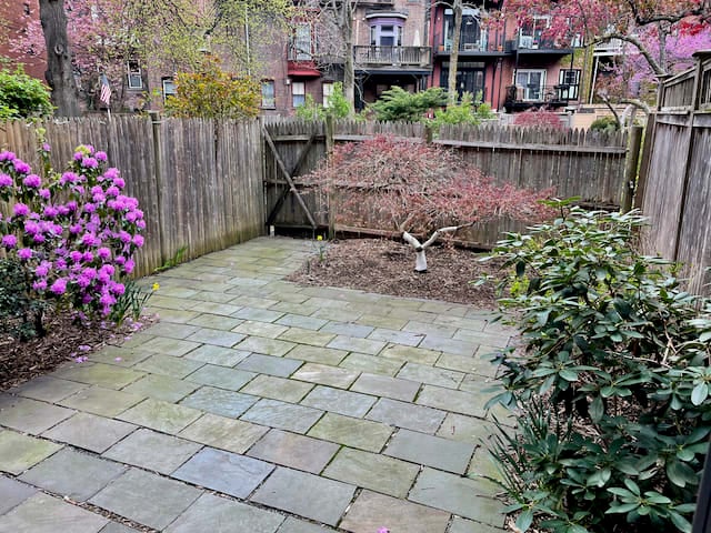 Warren Avenue - 2 bedroom 1 bathroom w. private Yard and In-unit Laundry! 