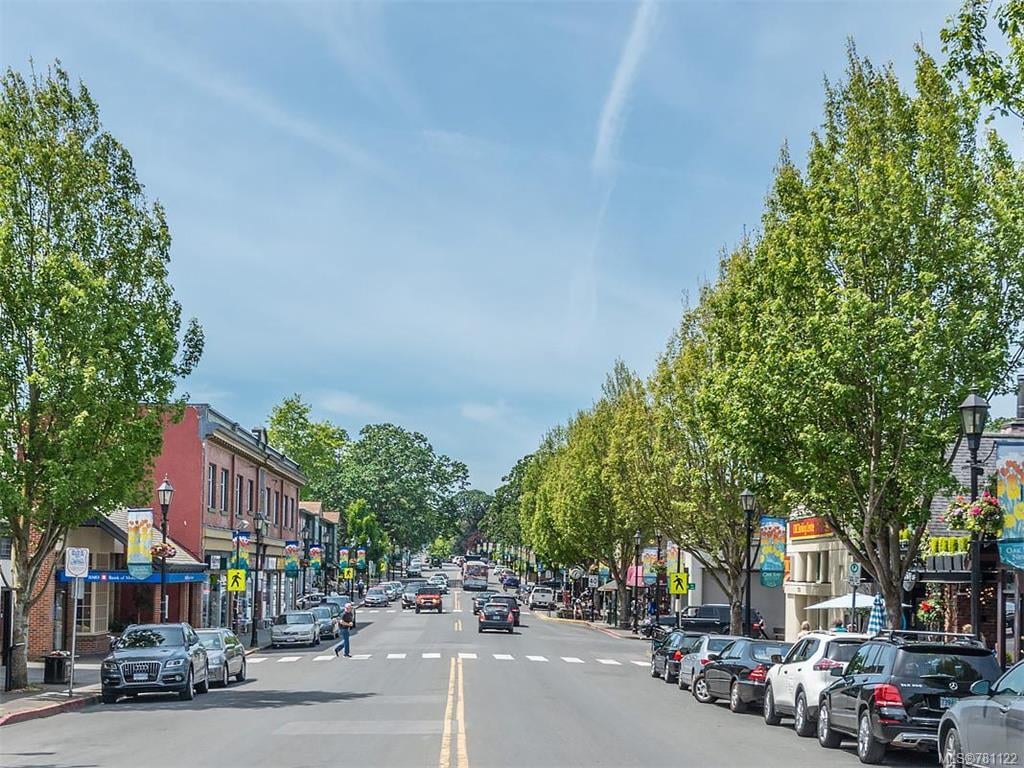 305-1765 Oak Bay Ave