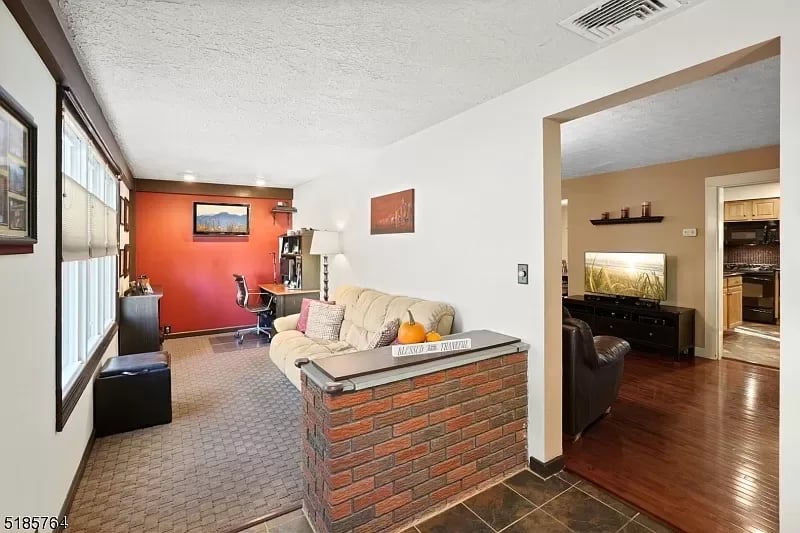 44 Colonial Ter